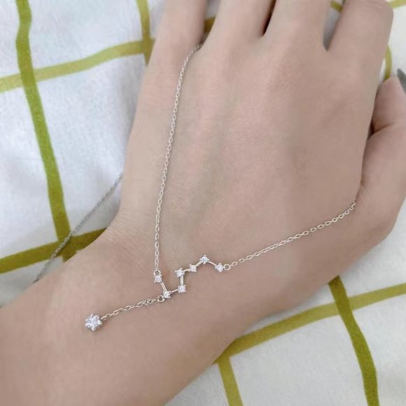 Jewelry - A silver necklace